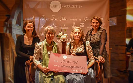 Petra Reindl, Burgi von Mengershausen re. und li. (Vorstand der Werteproduzenten); mittig Inga Kockerols sowie Hualla Achatz von der Lebenshilfe Miesbach (©Fotos: Werteproduzenten)